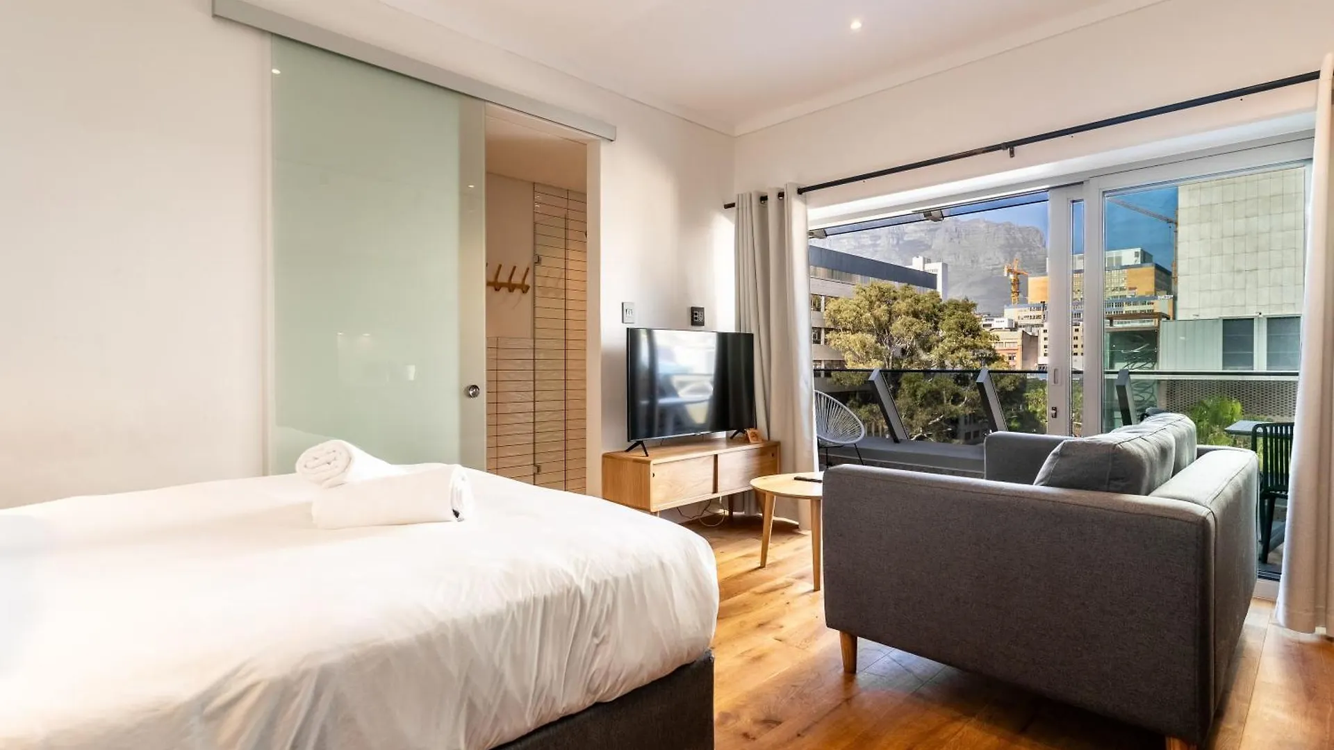 Barracks 414: City Centre Aprt With Balcony Cape Town